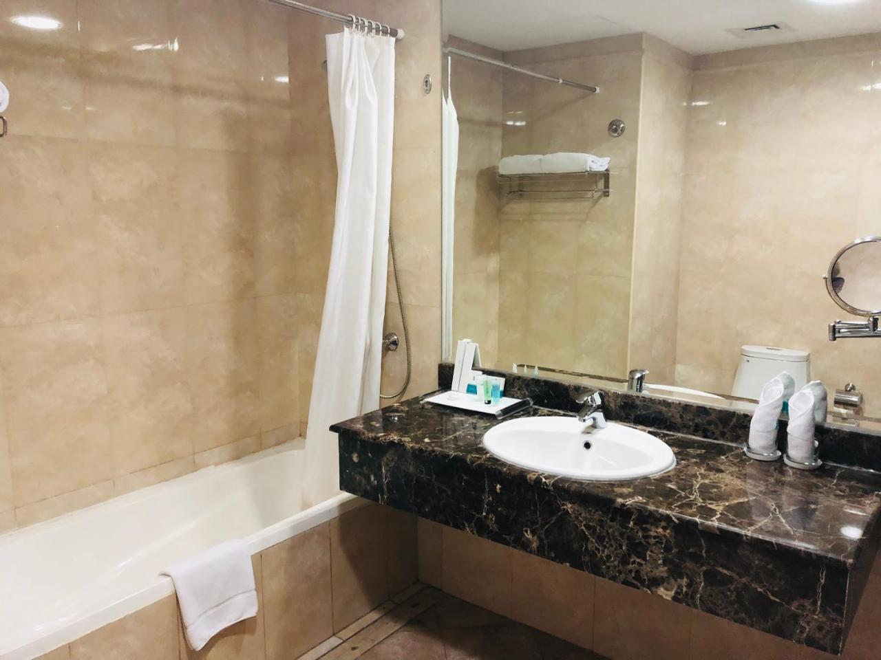 Hotel Gokulam Park Ad Dawhah Esterno foto